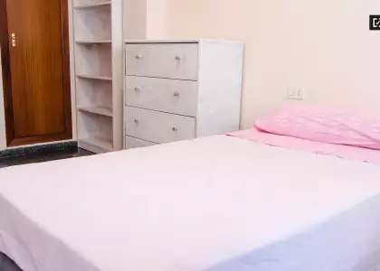 Acogedora habitación con calefacción en piso compartido, Benimaclet. en Valencia