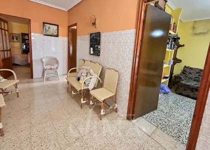 Amplia casa en esquina con 170 m² de planta y gran terraza semicubierta en el centro de Tomelloso en Tomelloso