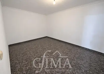 Amplia casa en esquina de dos plantas con 5 dormitorios, local y terraza cubierta en zona príncipe alfonso en Tomelloso