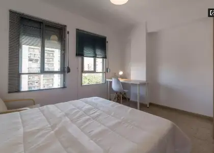 Amplia habitación en un apartamento de 6 dormitorios en Quatre Carreres en Valencia