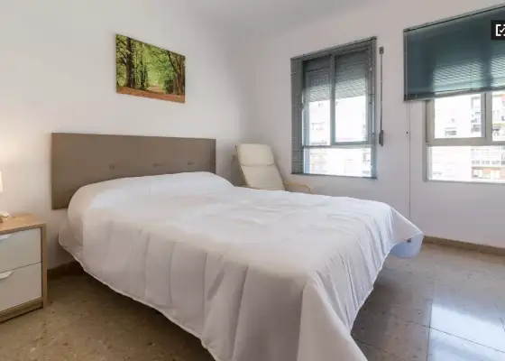 Amplia habitación en un apartamento de 6 dormitorios en Quatre Carreres en Valencia