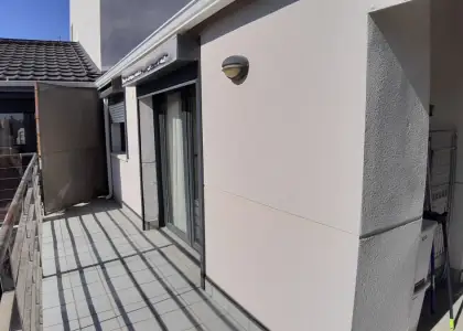 Apartamento seminuevo, céntrico con piscina comunitaria, aire acondicionado y Plaza de Garaje en Alcázar de San Juan