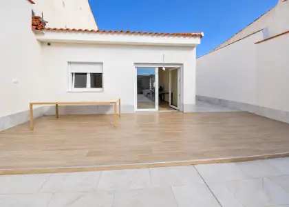 Chalet con piscina privada, dos dormitorios y zona exterior de ocio en Tomelloso