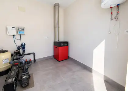 Chalet con piscina privada, dos dormitorios y zona exterior de ocio en Tomelloso