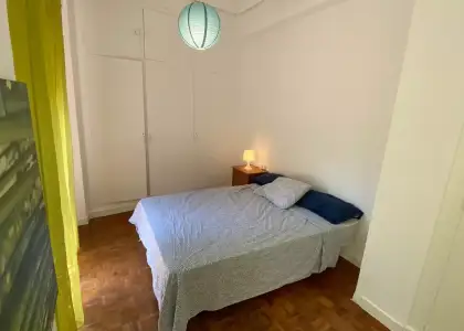 Cómoda habitación con balcón en alquiler en apartamento de 3 dormitorios, Ciutat Vella en Valencia