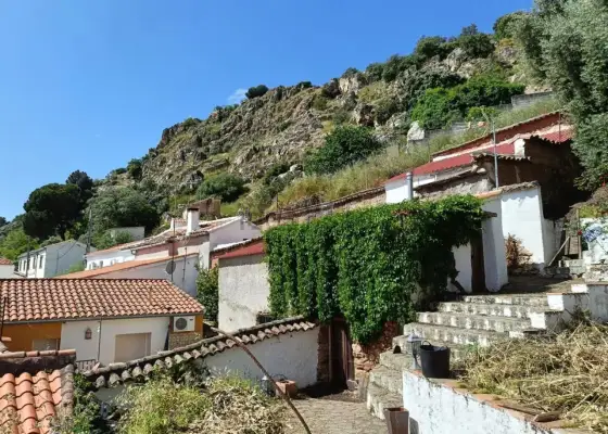 Conjunto Rural con Licencia Turística y Jardín de 200m² en el Centro de Fuencaliente