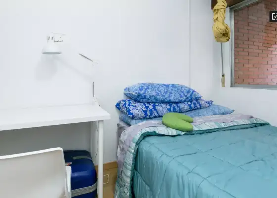 Elegante habitación con cama doble y balcón en alquiler en Centro en Granada