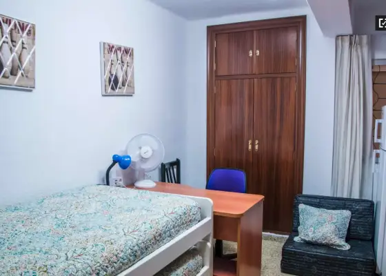 Habitación amueblada en apartamento de 3 dormitorios, L'Olivereta en Valencia