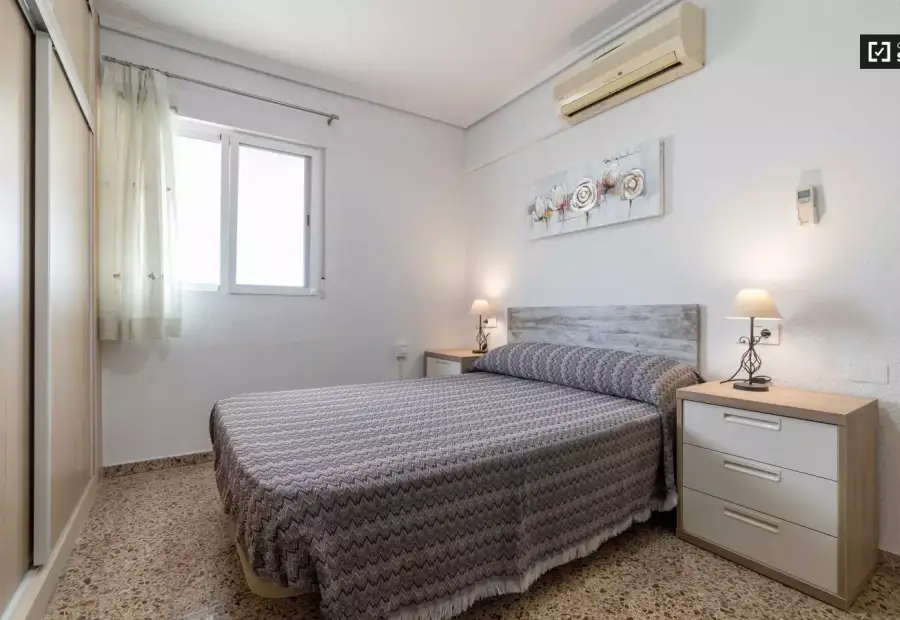 Habitación amueblada en piso de 4 habitaciones en Camins al Grau - Sólo mujeres en Valencia
