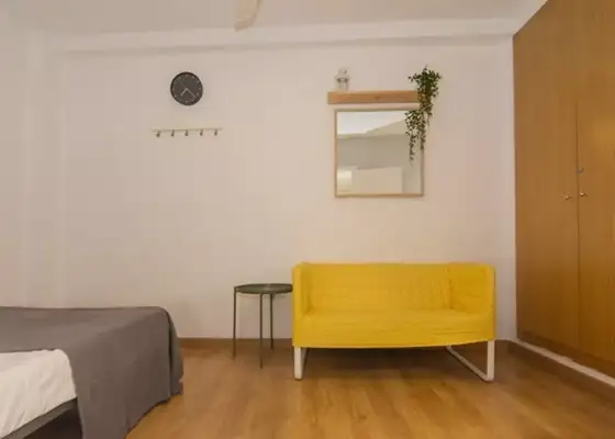 Habitación con cama doble en alquiler en apartamento de 3 dormitorios en El Pla del Real en Valencia