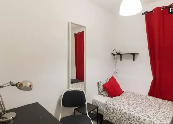 Habitación en piso compartido de 3 dormitorios en alquiler en Santa Eulàlia, con todos los gastos incluidos en Barcelona