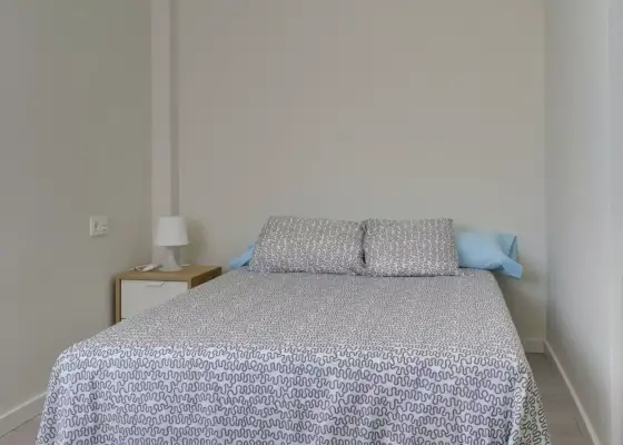 Habitación en piso compartido de 3 habitaciones en Zaragoza, ideal para mujeres.