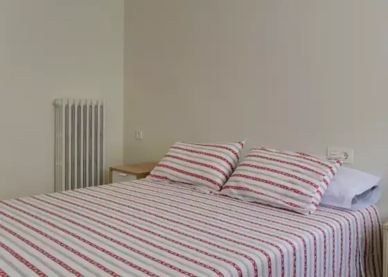 Habitación en piso compartido de 3 habitaciones en Zaragoza, ideal para mujeres.