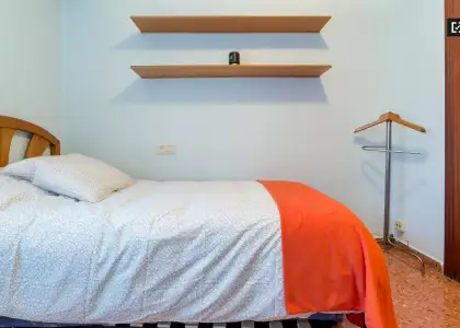 Habitación en piso compartido de 5 habitaciones en alquiler en Ciutat Jardí en Valencia