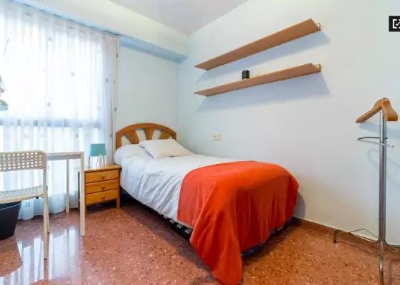 Habitación en piso compartido de 5 habitaciones en alquiler en Ciutat Jardí en Valencia