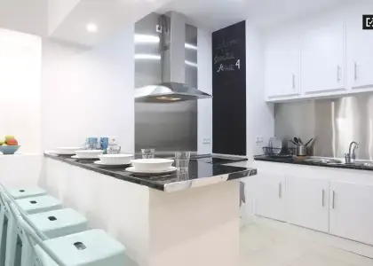 Habitación en piso compartido de 7 habitaciones en alquiler en Cortés. en Madrid