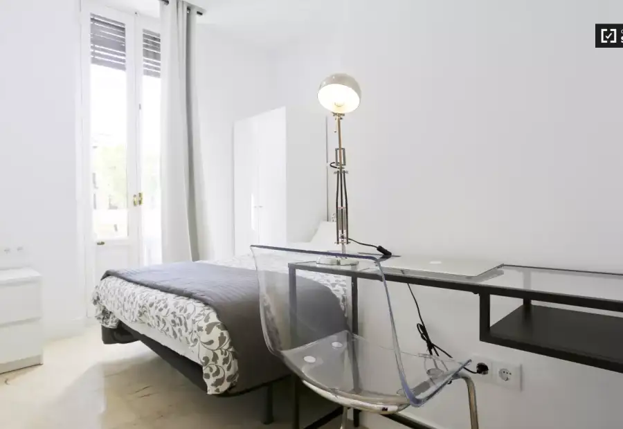 Habitación en piso compartido de 7 habitaciones en alquiler en Cortés. en Madrid