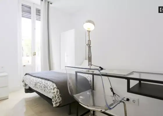 Habitación en piso compartido de 7 habitaciones en alquiler en Cortés. en Madrid