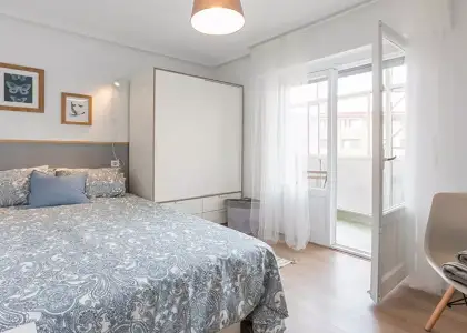 Habitación en piso compartido en Bilbao con balcón privado en Bilbao