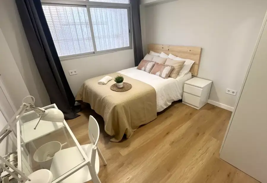 Habitación en un apartamento compartido de 7 habitaciones en alquiler en Mont-Olivet. en Valencia