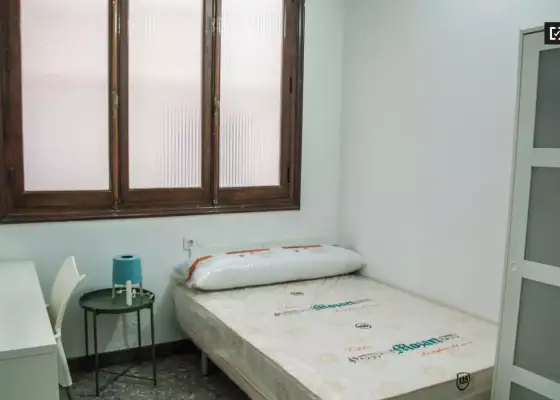 Habitación en un piso compartido de 10 habitaciones en alquiler en Sant Francesc. en Valencia