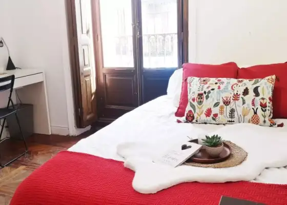 Habitación en un piso compartido de 11 habitaciones en Sol, solo para profesionales o estudiantes. en Madrid
