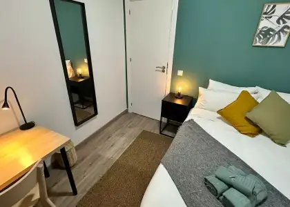 Habitación en un piso compartido de 5 habitaciones en Embajadores, todos los gastos incluidos, solo para profesionales y estudiantes. en Madrid
