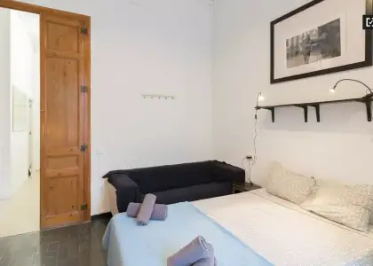 Habitación en un piso compartido de 7 dormitorios en alquiler en Sants, gastos incluidos. en Barcelona