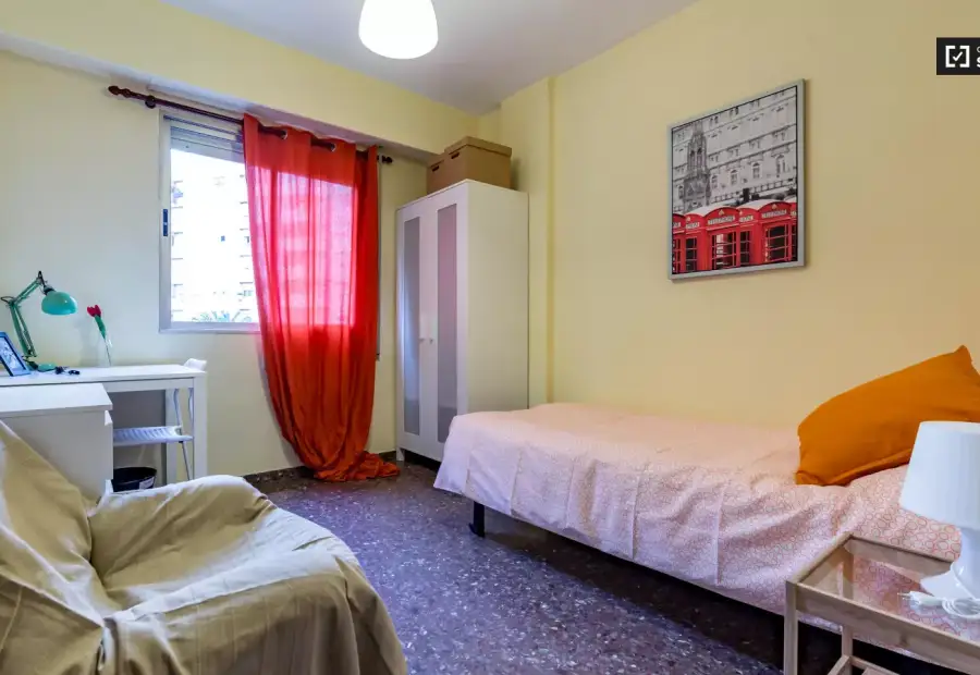 Habitación exterior con armario independiente en un apartamento de 5 dormitorios, Algirós en Valencia