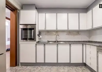 Habitación luminosa en apartamento de 6 dormitorios en Quatre Carreres en Valencia