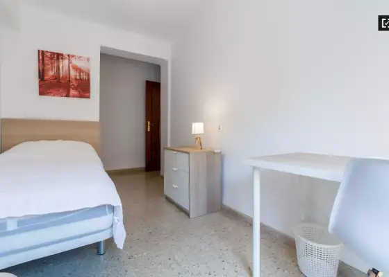 Habitación luminosa en apartamento de 6 dormitorios en Quatre Carreres en Valencia