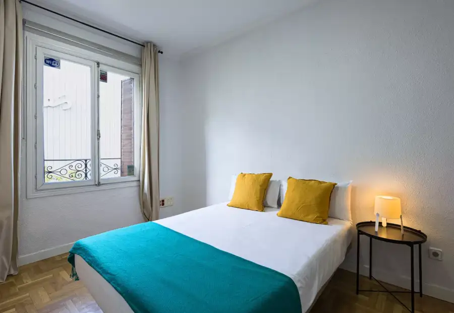 Habitación moderna en un apartamento de 15 habitaciones en Moncloa. en Madrid