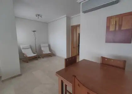 Piso seminuevo con cuatro amplios dormitorios, dos baños completos, garaje, trastero y piscina comun en Alcázar de San Juan