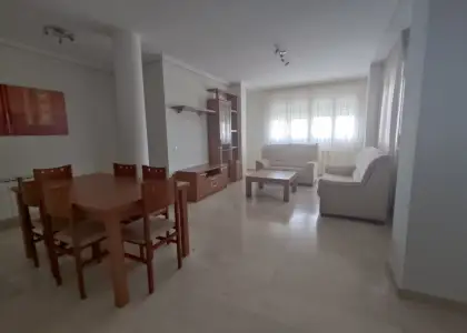 Piso seminuevo con cuatro amplios dormitorios, dos baños completos, garaje, trastero y piscina comun en Alcázar de San Juan
