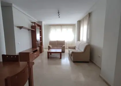 Piso seminuevo con cuatro amplios dormitorios, dos baños completos, garaje, trastero y piscina comun en Alcázar de San Juan