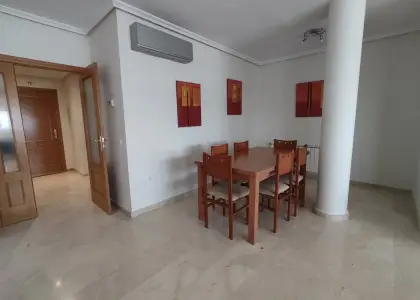 Piso seminuevo con cuatro amplios dormitorios, dos baños completos, garaje, trastero y piscina comun en Alcázar de San Juan