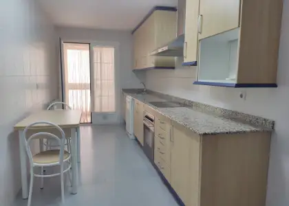 Piso seminuevo con cuatro amplios dormitorios, dos baños completos, garaje, trastero y piscina comun en Alcázar de San Juan