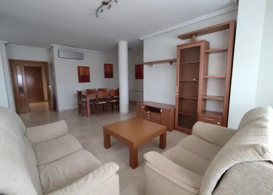 Piso seminuevo con cuatro amplios dormitorios, dos baños completos, garaje, trastero y piscina comun en Alcázar de San Juan