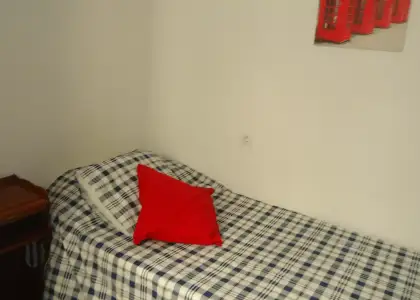 Se alquila habitación en piso compartido de 3 habitaciones en Ciudad Jardín en Córdoba
