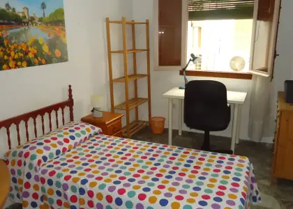 Se alquila habitación en piso compartido de 3 habitaciones en Ciudad Jardín en Córdoba