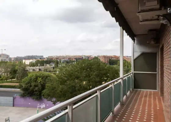 Se alquila habitación en piso compartido de 4 habitaciones en Comillas, todos los gastos incluidos. en Madrid