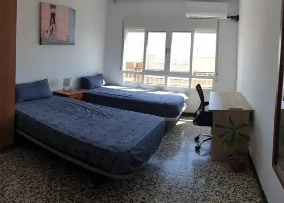Se alquila habitación en piso compartido de 4 habitaciones en San Vicente del Raspeig, todos los gastos incluidos, solo profesionales. en Alicante (Alacant)