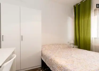 Se alquila habitación en piso compartido de 5 habitaciones en Camino de Ronda, profesionales y estudiantes bienvenidos en Granada