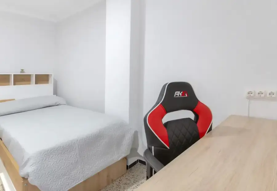 Se alquila habitación en piso compartido de 5 habitaciones en Elche, todos los gastos incluidos. en Alicante (Alacant)