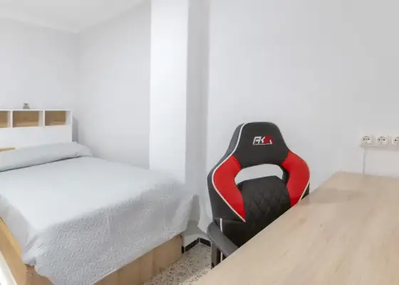 Se alquila habitación en piso compartido de 5 habitaciones en Elche, todos los gastos incluidos. en Alicante (Alacant)