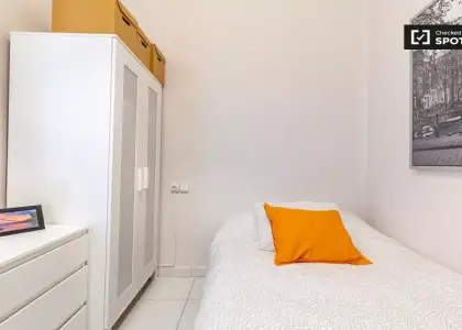 Se alquila habitación en piso compartido de 6 habitaciones en La Gran Vía. en Valencia