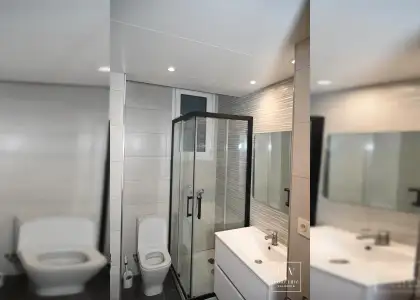 Se alquila habitación en piso compartido de 8 habitaciones en El Mercat, todos los gastos incluidos, se admiten profesionales y estudiantes. en Valencia