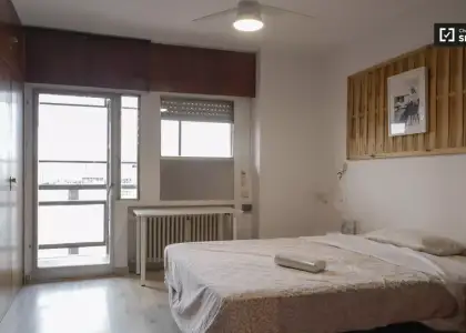 Se alquila habitación en piso de 7 habitaciones en Chamartín, Madrid en Madrid