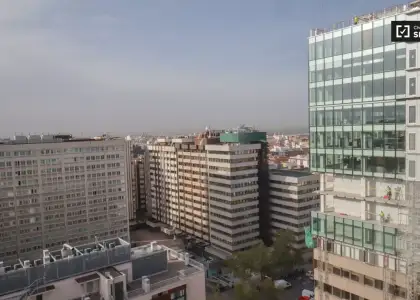 Se alquila habitación en piso de 7 habitaciones en Chamartín, Madrid en Madrid