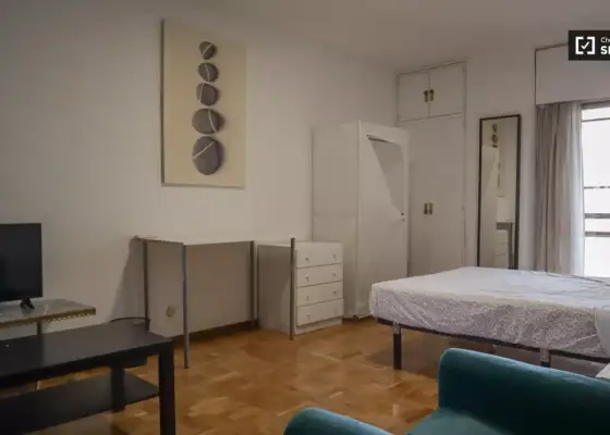 Se alquila habitación en piso de 7 habitaciones en Chamartín, Madrid